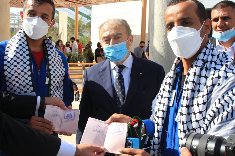رائد الفضاء الاماراتي يستلهم تجربته الفضائية في جناح فلسطين