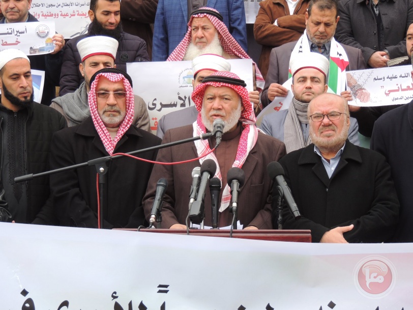 رابطة علماء فلسطين تنظم وقفة تضامنية مع الأسرى والأسيرات في سجون الاحتلال 