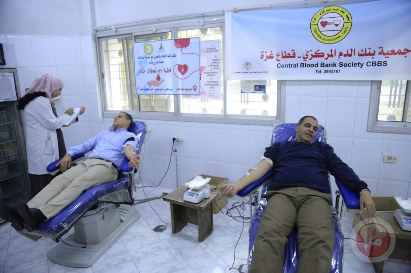 أساتذة وطلاب من جامعة الأقصى يشاركون في حملة التبرع بالدم