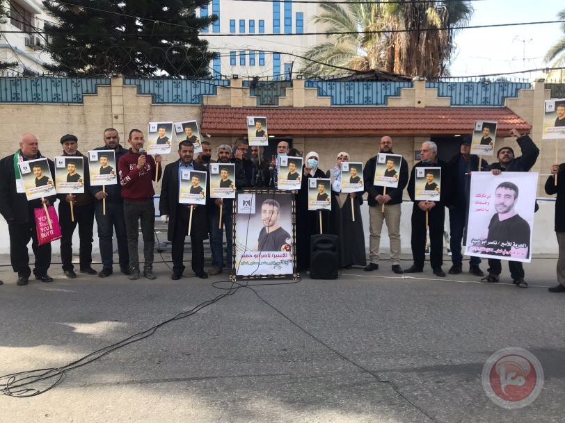 غزة: تظاهرة أمام مقر المفوض السامي تضامنا مع الأسير أبو حميد