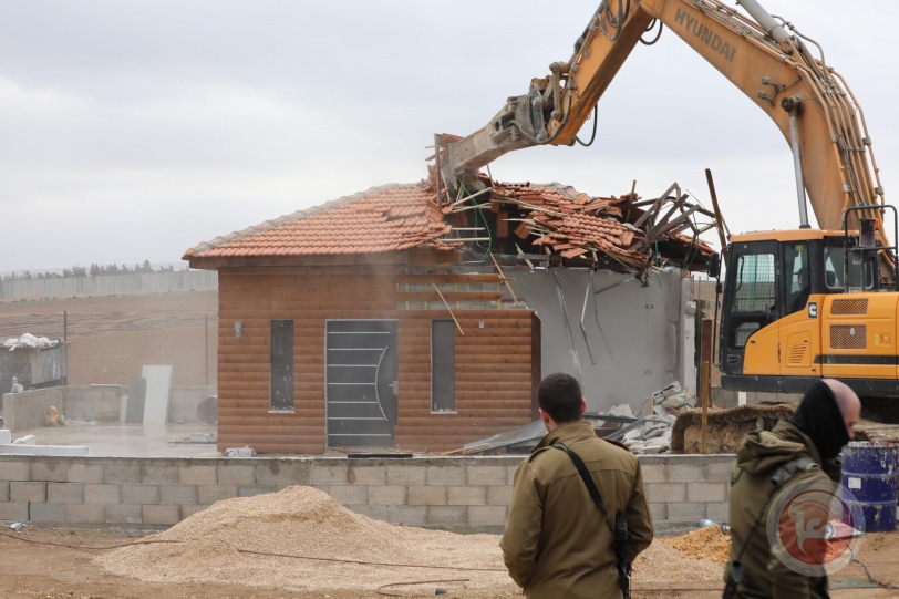 صور- الاحتلال يُشرد عائلة بعد هدم منزلها في بلدة الرماضين جنوب الخليل