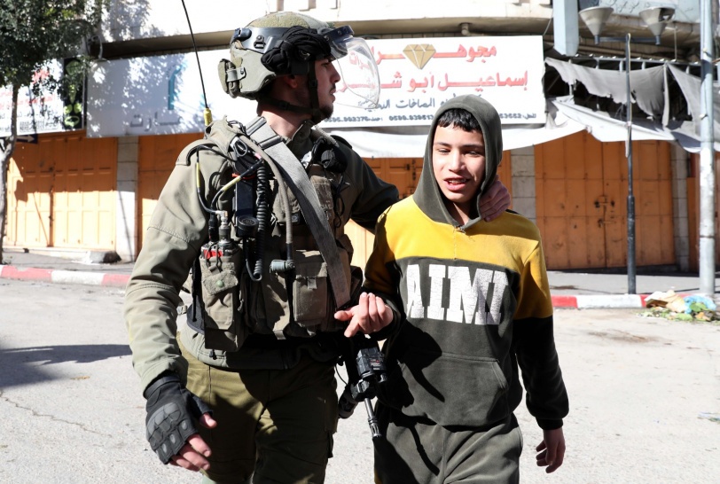 صور- الاحتلال يعتقل طفلا من الخليل