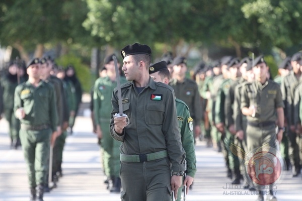 مئات الضباط من خريجي جامعة الاستقلال لم يستلموا وظائفهم.. لماذا؟