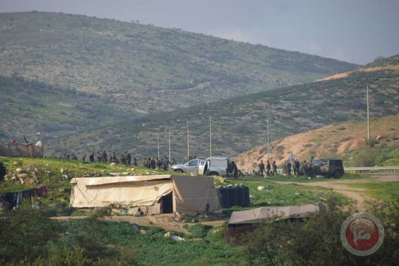 الاحتلال يحشد عشرات الجنود قرب خيام المواطنين بالأغوار