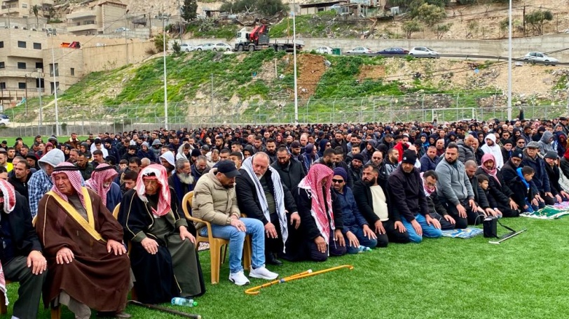 رفضا واحتجاجا على قرارات الهدم ومخططات الاحتلال- المئات يؤدون صلاة الجمعة في جبل المكبر 