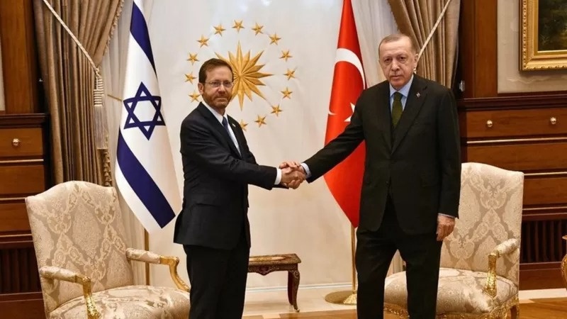 الرئيس الإسرائيلي في تركيا لإعادة تطبيع العلاقات "بحذر"