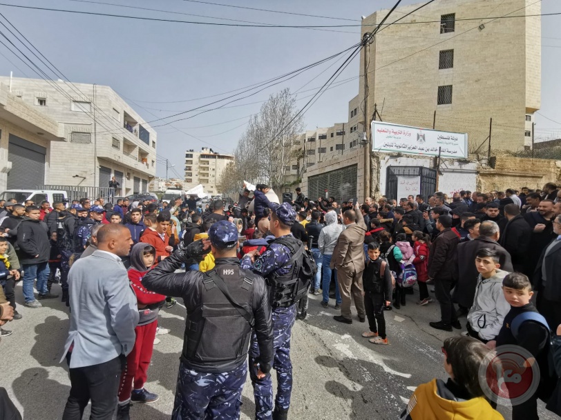 بسبب الاعتداء على معلم.. اتحاد المعلمين يعلق الدوام في الخليل