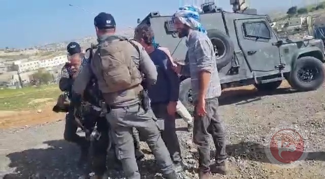 الاحتلال يعتدي بالضرب على مسن ويُصادر جرارا زراعيا من مسافر يطا