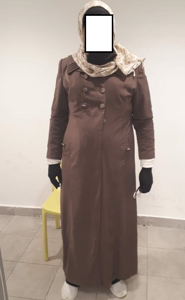 تنكر بلباس زوجته وسافر بجواز سفرها 