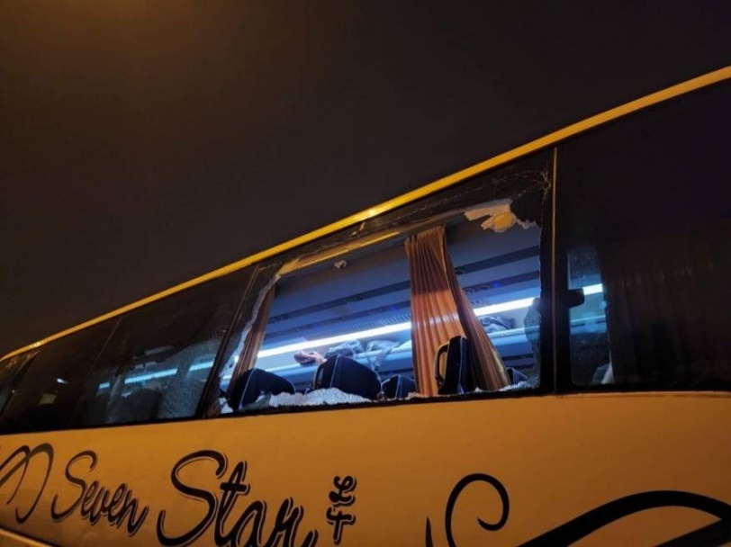 صور- إصابات في هجوم للمستوطنين على حافلة تقل مصلين في القدس