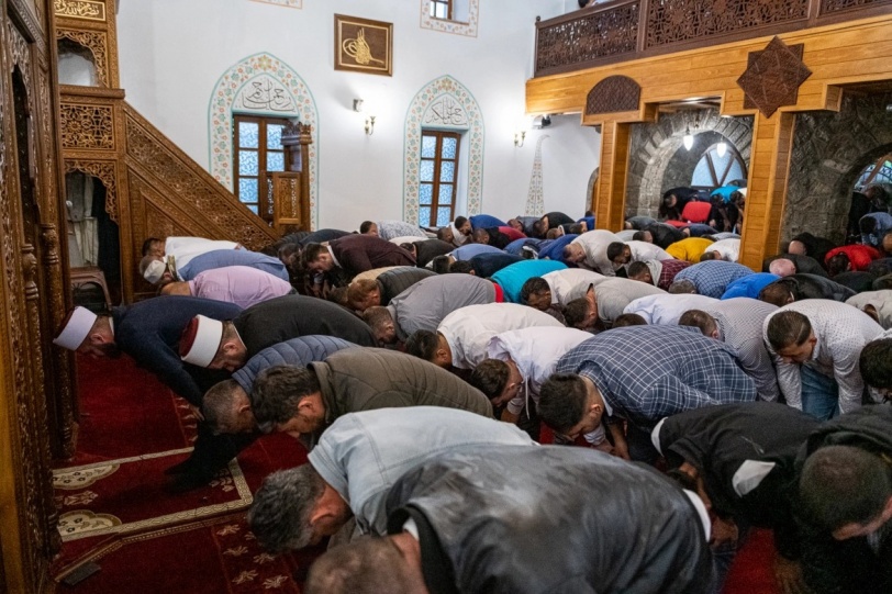 صور.. المسلمون يؤدون صلاة عيد الفطر في عدة دول