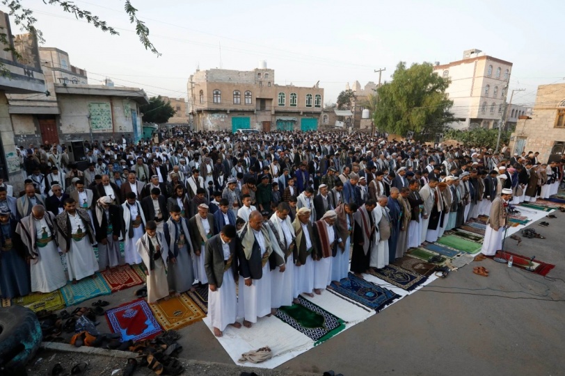صور.. المسلمون يؤدون صلاة عيد الفطر في عدة دول