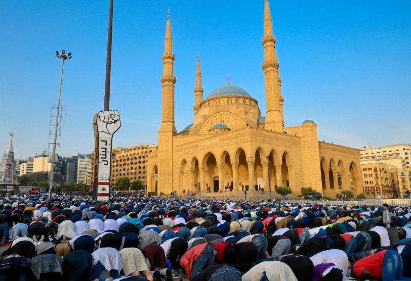 صور.. المسلمون يؤدون صلاة عيد الفطر في عدة دول