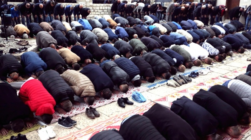 صور.. المسلمون يؤدون صلاة عيد الفطر في عدة دول