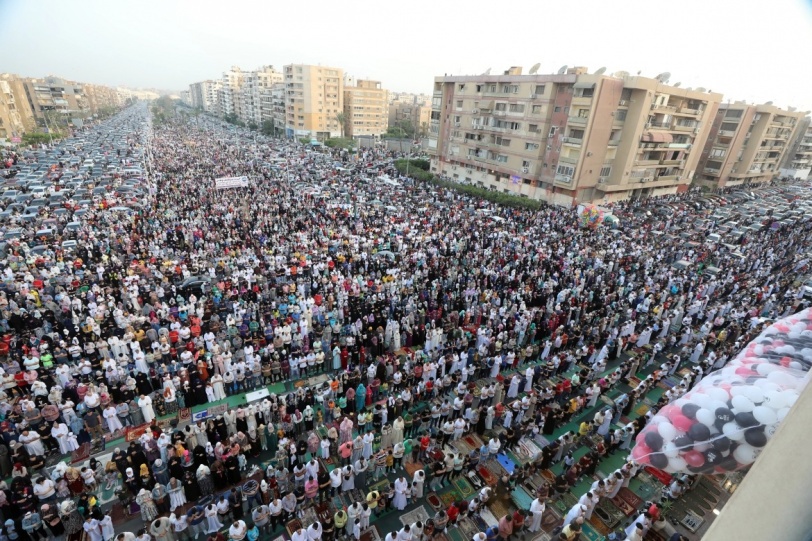 صور.. المسلمون يؤدون صلاة عيد الفطر في عدة دول