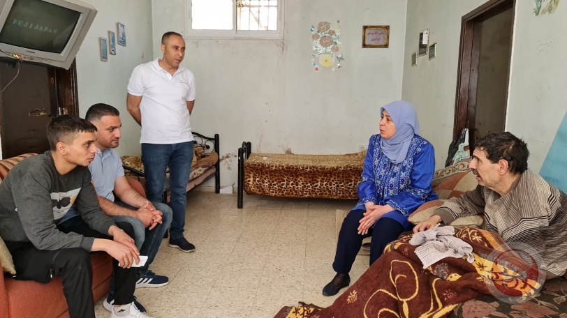 صور.. محافظ رام والبيرة تعايد عوائل الشهداء والجرحى والأسرى