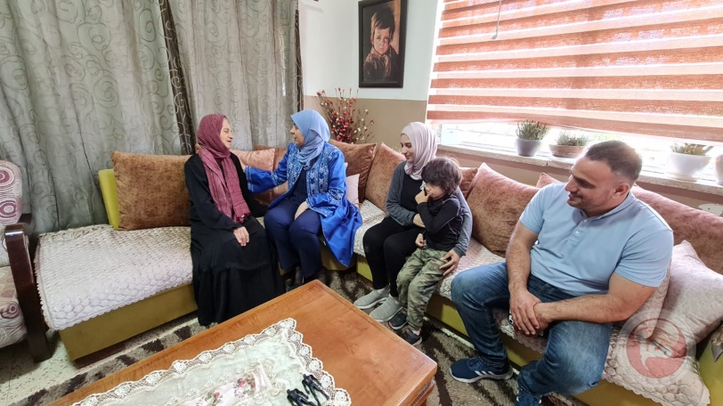صور.. محافظ رام والبيرة تعايد عوائل الشهداء والجرحى والأسرى
