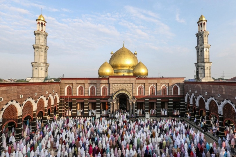 صور.. المسلمون يؤدون صلاة عيد الفطر في عدة دول