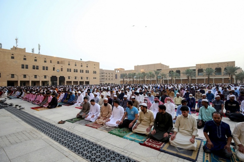 صور.. المسلمون يؤدون صلاة عيد الفطر في عدة دول