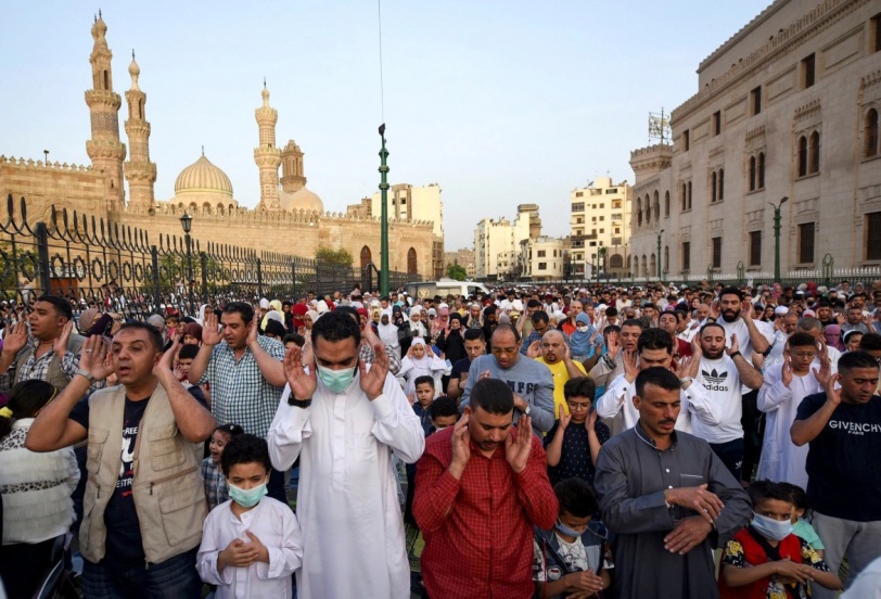 صور.. المسلمون يؤدون صلاة عيد الفطر في عدة دول