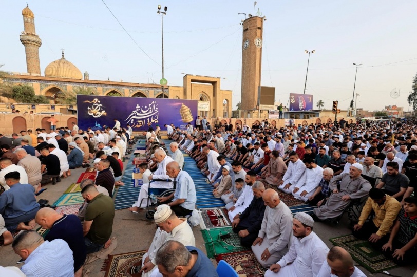 صور.. المسلمون يؤدون صلاة عيد الفطر في عدة دول