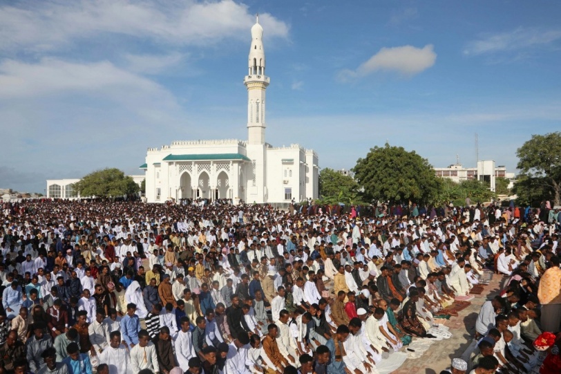 صور.. المسلمون يؤدون صلاة عيد الفطر في عدة دول
