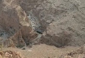 بالصور..وفاة اب وابنه إثر غرقهما في بركة ماء بواد عميق جنوب يطا