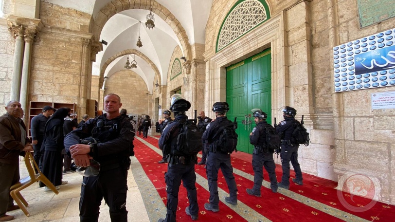 (بالصور) الاحتلال يواصل انتهاكاته بالاقصى.. عشرات الاعتقالات  وصلاة الظهر على الأبواب