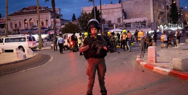 جنود الاحتلال يطلقون النار على شاب في القدس
