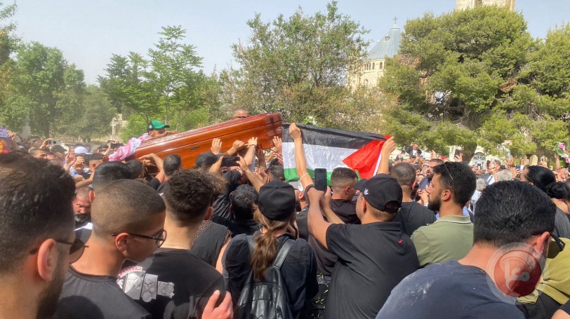 الالاف يشيعون جثمان الشهيدة شيرين أبو عاقلة 