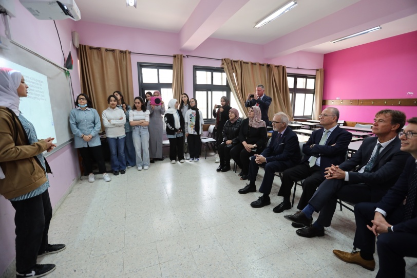 صندوق الاستثمار وبنك الاستثمار الأوروبي يتفقدان برنامج الطاقة الشمسية على سطح مدرسة بنات البيرة
