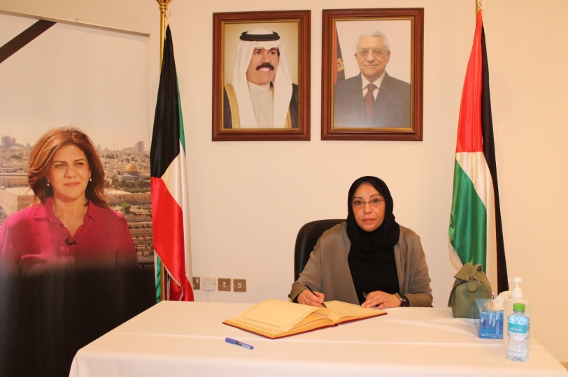 رئيسة الاتحاد الكويتي للجمعيات النسائية تقدم التعازي باستشهاد ابو عاقلة للسفير طهبوب