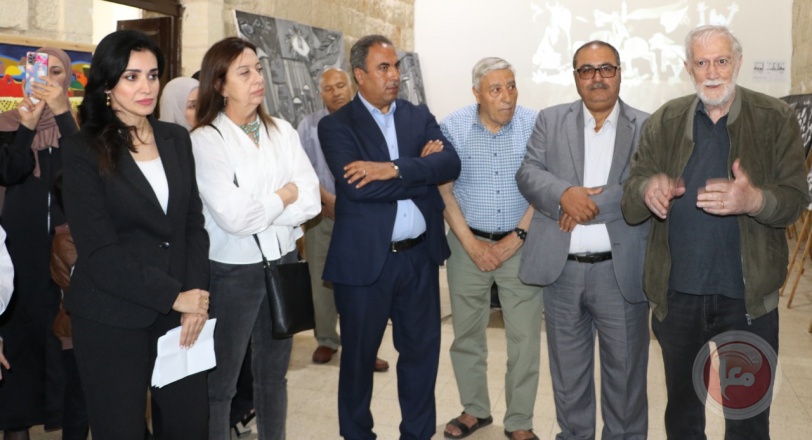 "التربية" تنظم معرضا فنيا بعنوان: مقاربات لونية"