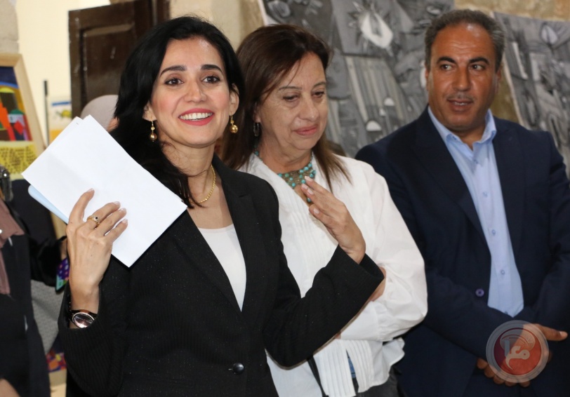 "التربية" تنظم معرضا فنيا بعنوان: مقاربات لونية"