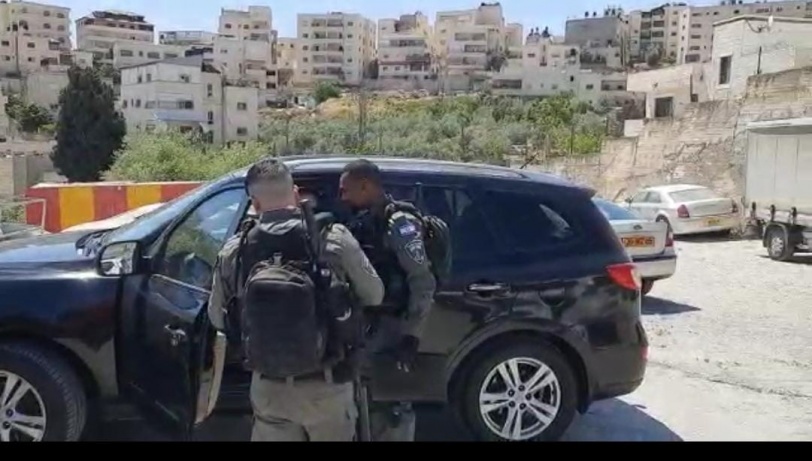 الاحتلال يعتدي بالضرب على الناشط ابو الحمص