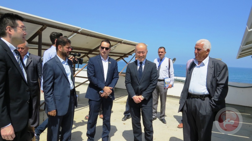 نائب سفير اليابان يفتتح مشروع تركيب الألواح الشمسية في خانيونس