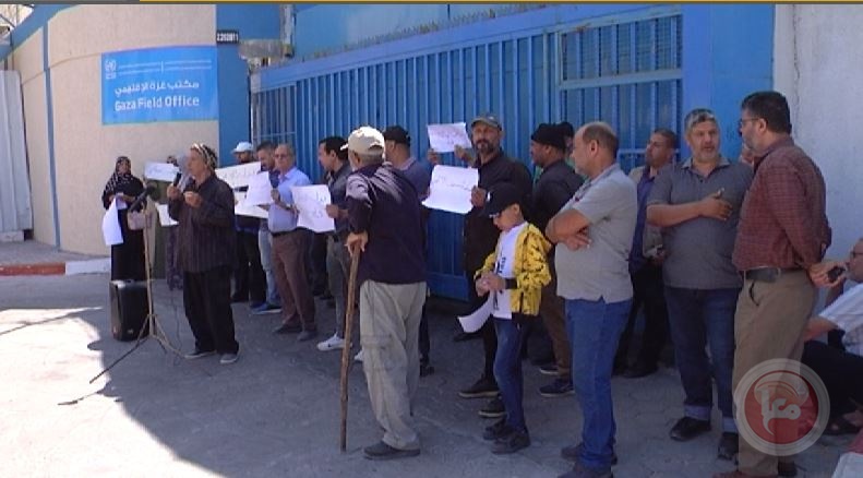 للمطالبة بسكن آمن .. عائلات فلسطينية من سوريا تتظاهر أمام "الأونروا" بغزة