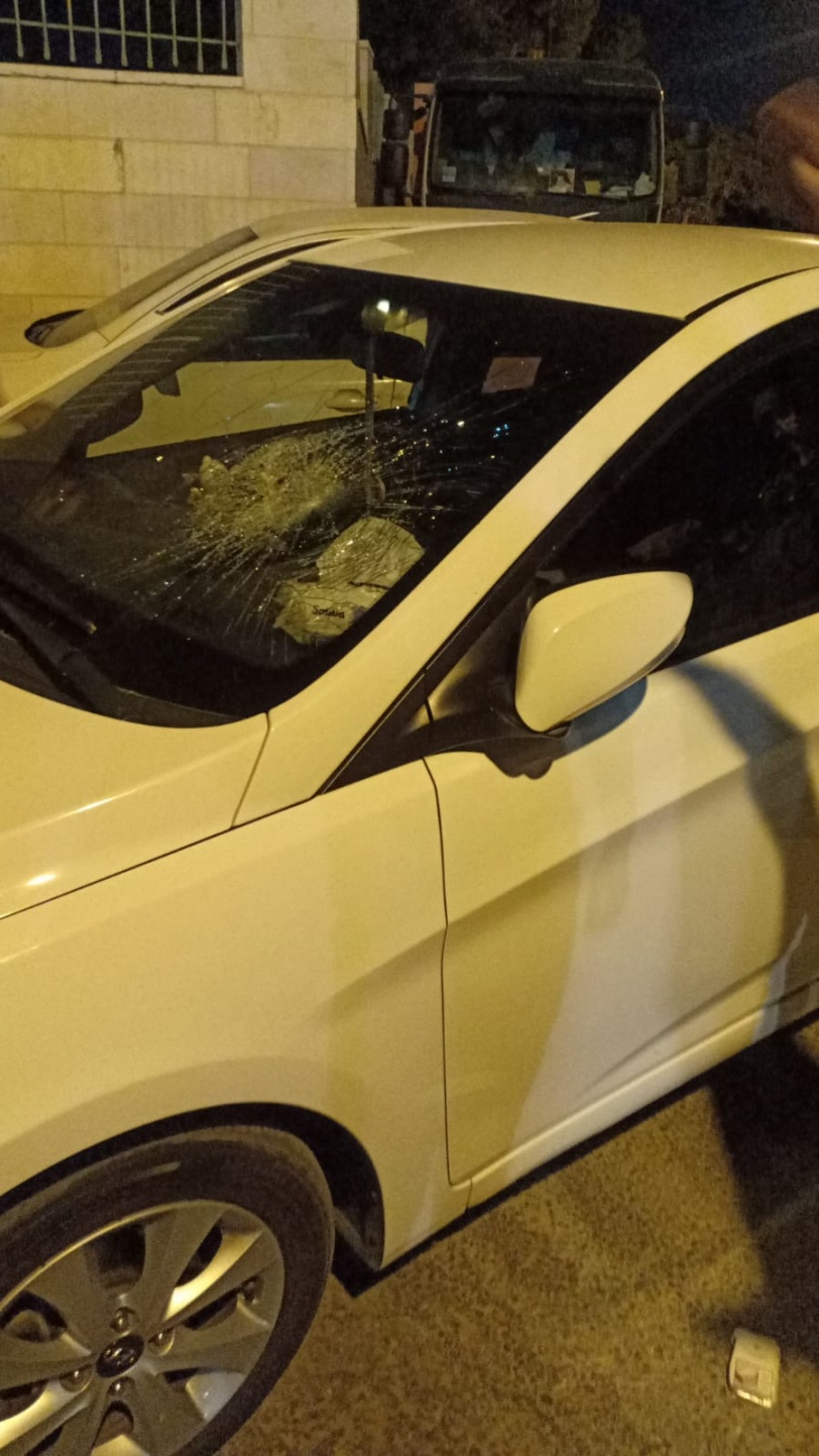 صور- اصابات وتحطيم زجاج 10 سيارات في هجوم للمستوطنين على منازل مواطنين في الخليل