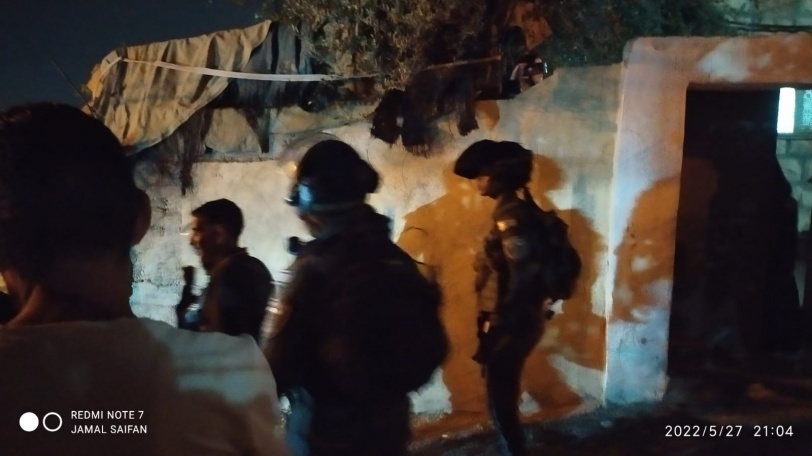 صور- اصابات وتحطيم زجاج 10 سيارات في هجوم للمستوطنين على منازل مواطنين في الخليل