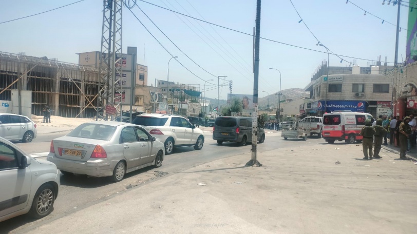 مستوطن يزيل علم فلسطين- الاحتلال يقمع الشبان بعد رفع العلم من جديد ببلدة حوارة