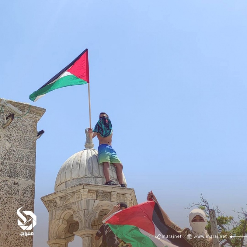 بعد الصلاة-  رفع علم فلسطين في المسجد الأقصى
