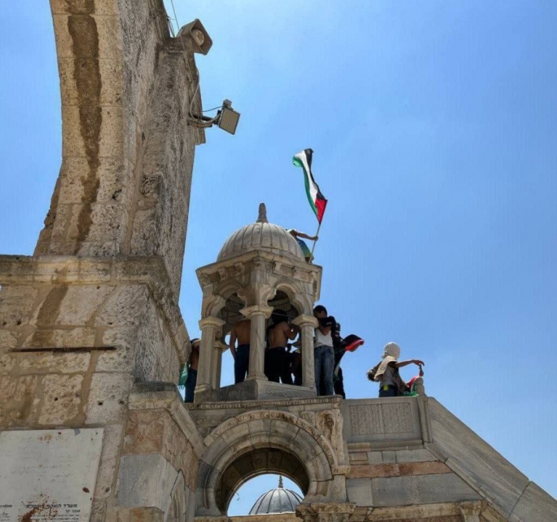 بعد الصلاة-  رفع علم فلسطين في المسجد الأقصى