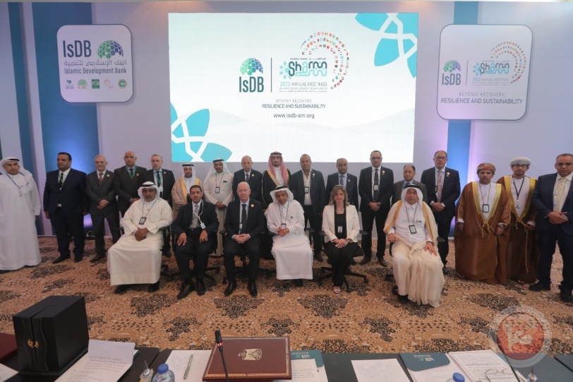 نيابة عن الرئيس: تقليد الرئيس السابق للجنة الإدارية لصندوق الأقصى يوسف البسام وسام "نجمة الاستحقاق"
