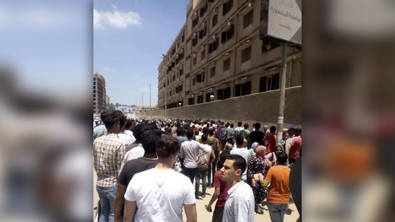 طالب يذبح زميلته أمام بوابة جامعة المنصورة المصرية (صور)