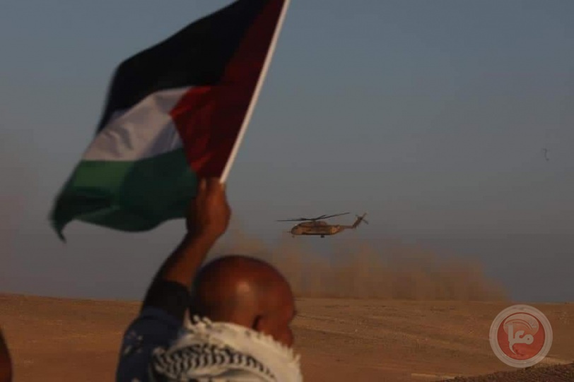 صور- مواطنون يواجهون طائرات الاحتلال برفع العلم الفلسطيني