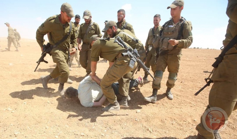 صور- مواطنون يواجهون طائرات الاحتلال برفع العلم الفلسطيني