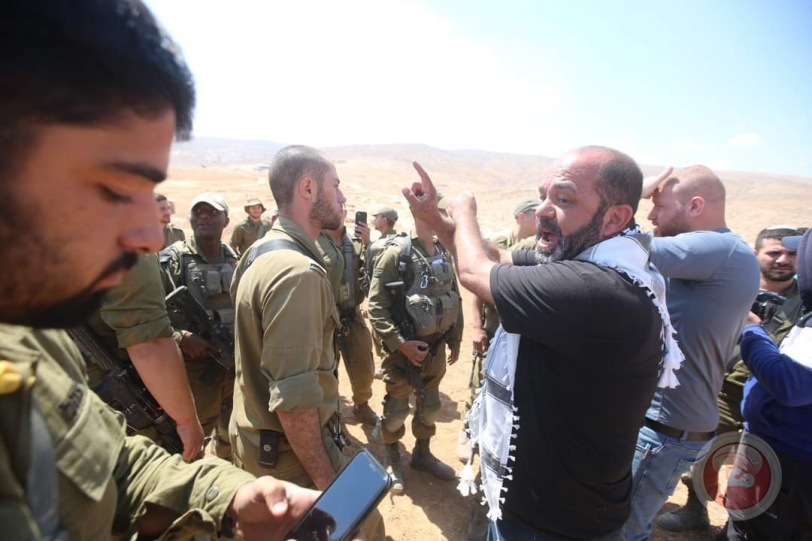 صور- مواطنون يواجهون طائرات الاحتلال برفع العلم الفلسطيني