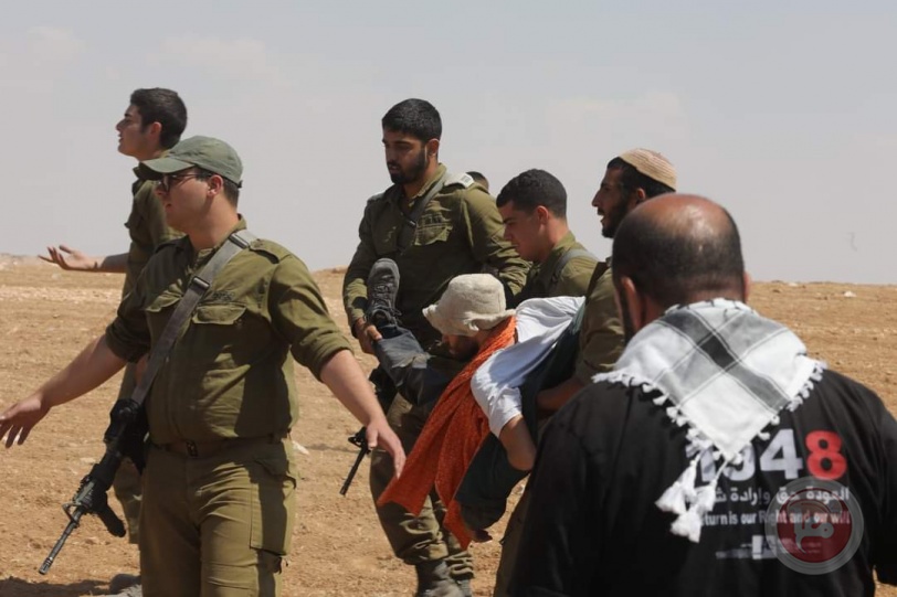 صور- مواطنون يواجهون طائرات الاحتلال برفع العلم الفلسطيني