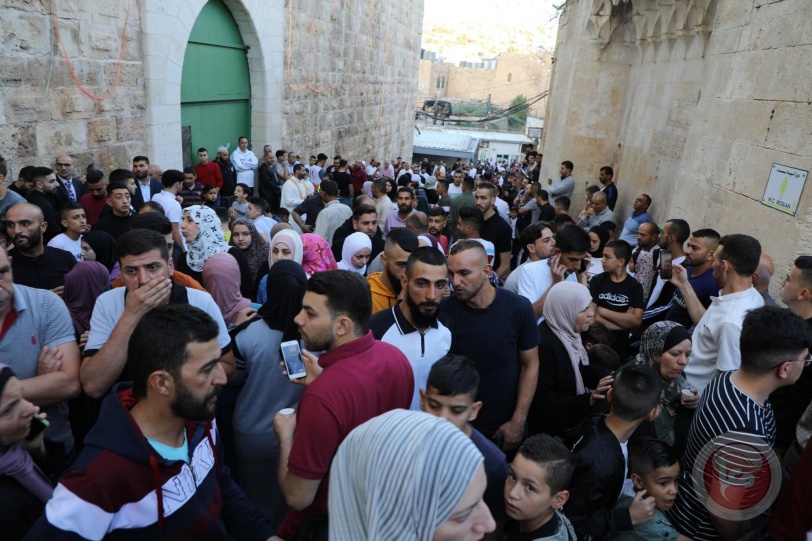 رغم قيود الاحتلال- الآلاف يؤدون صلاة عيد الأضحى في الحرم الإبراهيمي