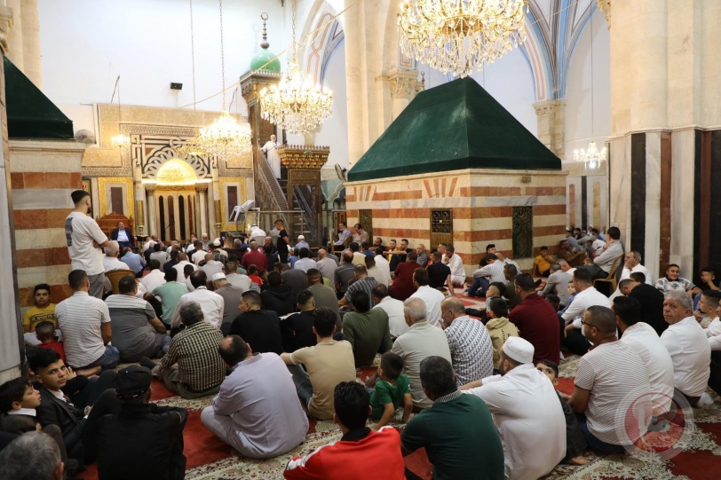 رغم قيود الاحتلال- الآلاف يؤدون صلاة عيد الأضحى في الحرم الإبراهيمي